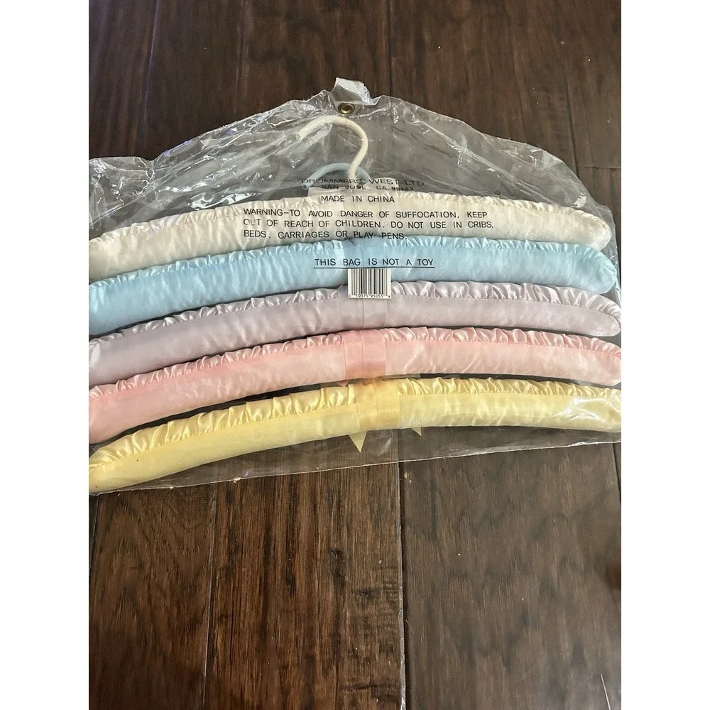 VINTAGE 5 ACCENTS SATIN HANGERS NEW IN PLASTIC PACKAGE PASTEL COLORS